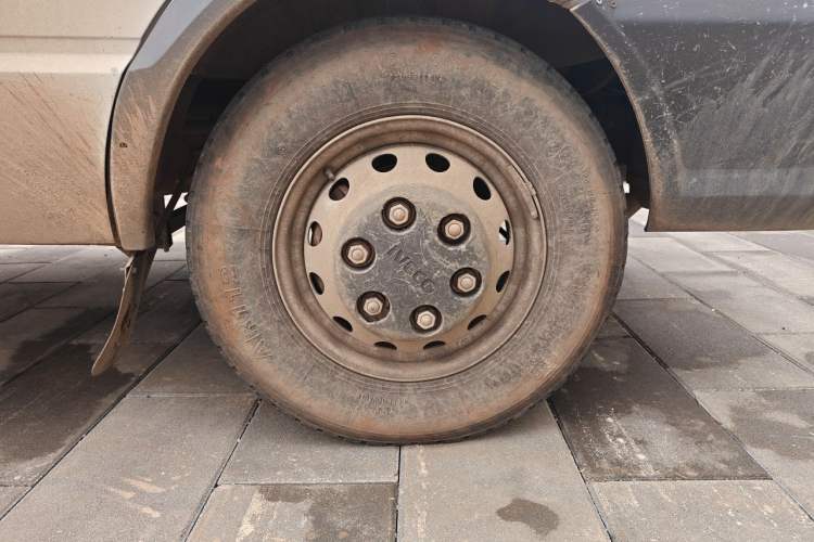 Used Iveco Daily 2020 2.8T V40 Cargo Van with Dual Tires Mid-Roof Design 3 Seats China V Emission Standard Right Front Wheel Hub