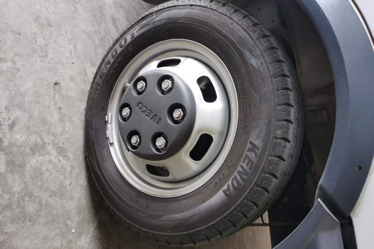Used Iveco Daily 2020 2.5T A35 Passenger Van Single-Tire Mid-Roof Design 5-9 Seats China V Emission Standard Right Front Wheel Hub