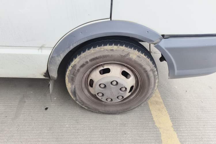 Used Iveco Daily 2020 2.5T A35 Passenger Van with Dual Tires Mid-Roof Design 5-9 Seater Side-Sliding Door Euro VI Standard Right Front Wheel Hub