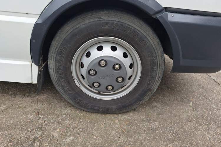 Used Iveco Daily 2020 2.8T A40 Bus Dual Tires Mid-Roof Design 10–17 Seats China V Emission Standard Right Front Wheel Hub