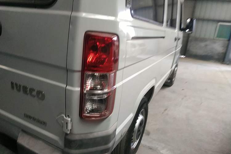 Used Iveco Daily 2020 2.5T A35 Passenger Van Single-Tire Mid-Roof Design 5-9 Seats China V Emission Standard Right Rear Taillight