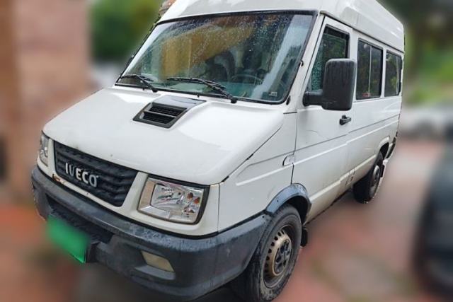 Used Iveco Daily 2020 2.5T A35 Passenger Van Single-Tire Mid-Roof Design 5-9 Seats with Sliding Side Door Meeting China V Emission Standards