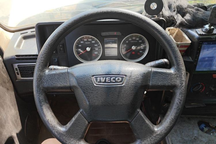 Used Iveco Daily 2020 2.8T V40 Cargo Van with Dual Tires Mid-Roof Design 3 Seats China VI Emission Standard Steering Wheel