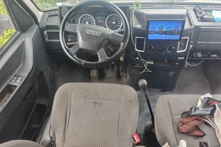 Used Iveco Daily 2020 2.5T A35 Passenger Van with Dual Tires Mid-Roof Design 5-9 Seater Side-Sliding Door Euro VI Standard Steering Wheel
