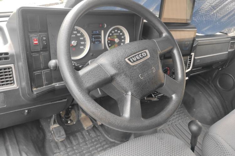 Used Iveco Daily 2020 2.5T A35 Passenger Van with Dual Tires Mid-Roof Design 5-9 Seater China V Emission Standard Steering Wheel