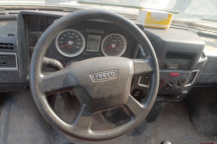 Used Iveco Daily 2020 2.8T V40 Cargo Van with Dual Tires Mid-Roof Design 3 Seats China V Emission Standard Steering Wheel