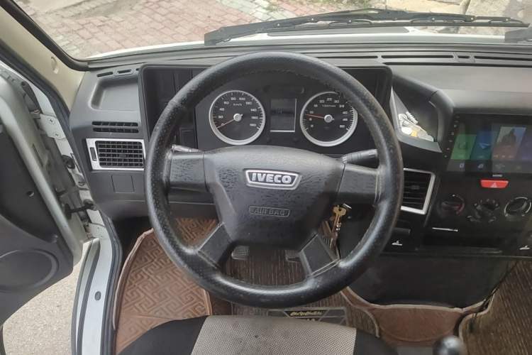 Used Iveco Daily 2020 2.5T A35 Passenger Van Dual Tires Mid-Roof Design 5-9 Seats China VI Standard Steering Wheel