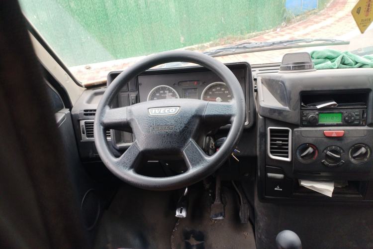 Used Iveco Daily 2020 2.5T A35 Passenger Van with Dual Tires Mid-Roof Design 5-9 Seater China V Emission Standard Steering Wheel