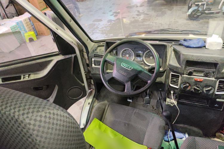 Used Iveco Daily 2020 2.5T A35 Passenger Van with Dual Tires Mid-Roof Design 5-9 Seater China V Emission Standard Steering Wheel