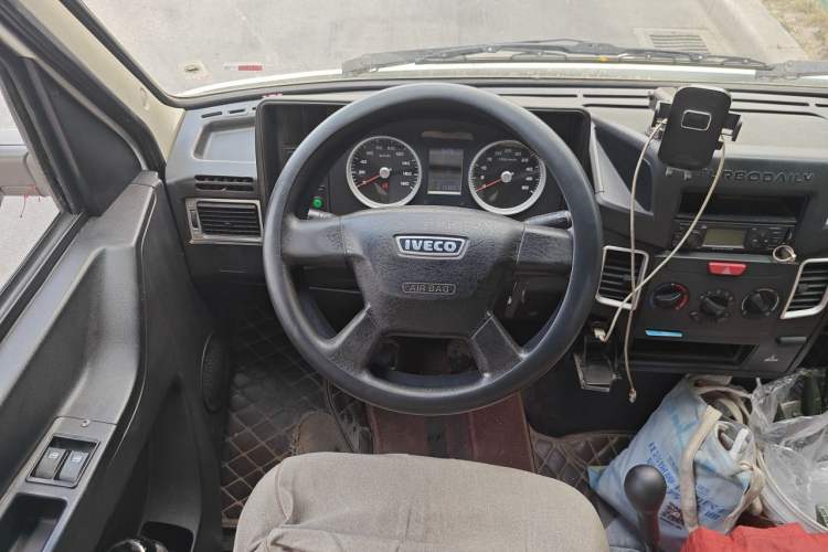 Used Iveco Daily 2020 2.5T A35 Passenger Van Single-Tire Mid-Roof Design 5-9 Seats with Sliding Side Door Meeting China V Emission Standards Steering Wheel