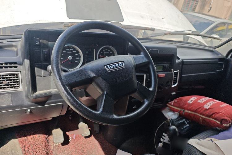 Used Iveco Daily 2020 2.5T A35 Passenger Van with Dual Tires Mid-Roof Design 5-9 Seater China V Emission Standard Steering Wheel
