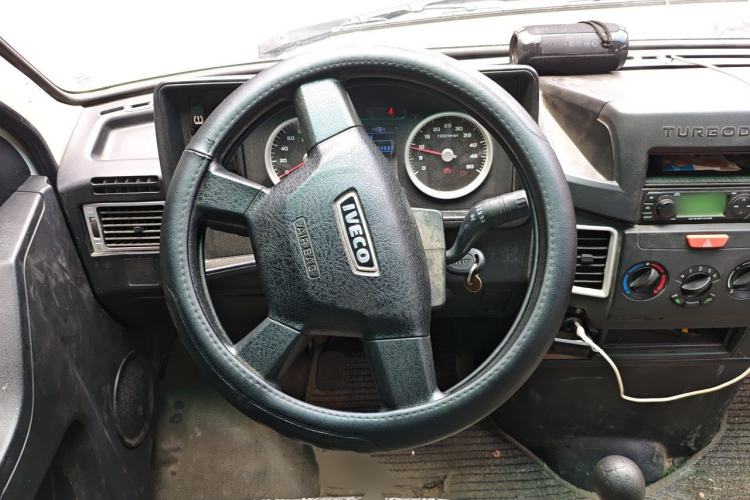 Used Iveco Daily 2020 2.5T A35 Passenger Van Single-Tire Mid-Roof Design 5-9 Seats with Sliding Side Door Meeting China V Emission Standards Steering Wheel