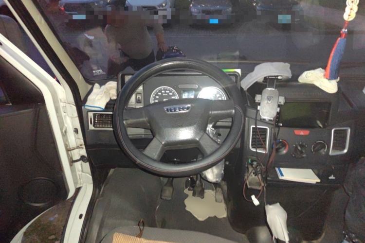 Used Iveco Daily 2020 2.8T V35 Box Truck with Dual Tires Mid-Roof Design 3 Seats Emission Standard China V Steering Wheel