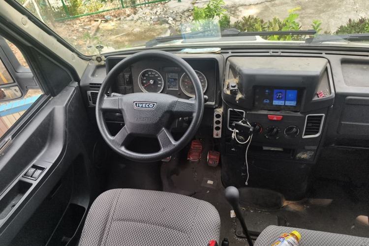 Used Iveco Daily 2020 2.5T A35 Passenger Van with Dual Tires Mid-Roof Design 5-9 Seater Side-Sliding Door China V Emission Standard Steering Wheel