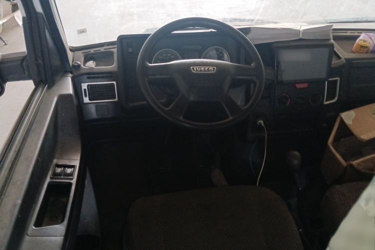 Used Iveco Daily 2020 2.5T A40 Passenger Van with Dual Tires Mid-Roof Design 5-9 Seats Euro V Emission Standard Steering Wheel