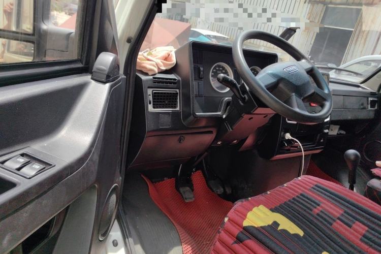 Used Iveco Daily 2020 2.8T V35 Box Truck with Dual Tires Mid-Roof Design 3 Seats Emission Standard China V Steering Wheel