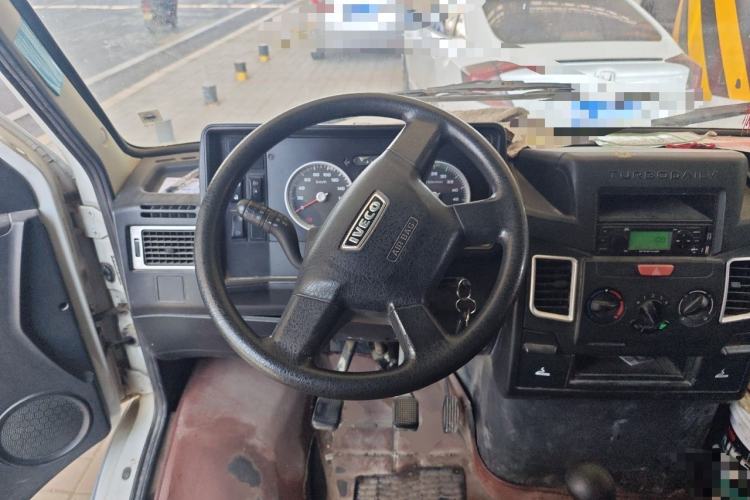 Used Iveco Daily 2020 2.5T A35 Passenger Van with Dual Tires Low Roof 5-9 Seats China V Emission Standard Steering Wheel