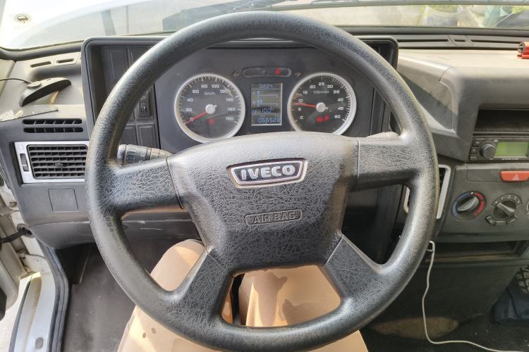 Used Iveco Daily 2020 2.5T A35 Passenger Van with Dual Tires Mid-Roof Design 5-9 Seater Side-Sliding Door China V Emission Standard Steering Wheel
