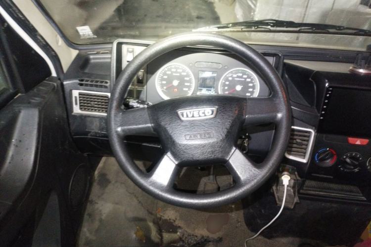Used Iveco Daily 2020 2.5T A35 Passenger Van Single-Tire Mid-Roof Design 5-9 Seats China V Emission Standard Steering Wheel