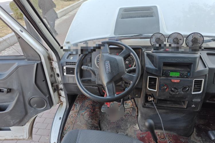 Used Iveco Daily 2020 2.8T V35 Box Truck with Dual Tires Mid-Roof Design 3 Seats Emission Standard China V Steering Wheel