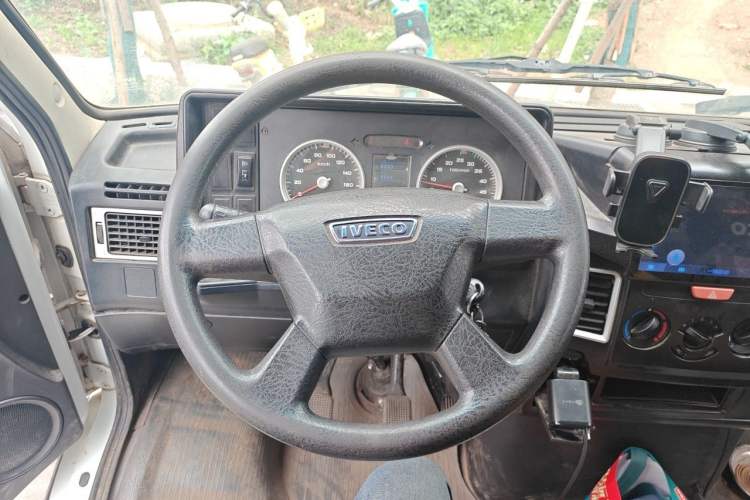 Used Iveco Daily 2020 2.8T V40 Cargo Van with Dual Tires Mid-Roof Design 3 Seats China V Emission Standard Steering Wheel