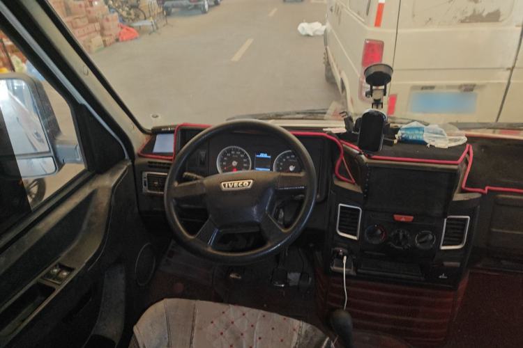 Used Iveco Daily 2020 2.5T A35 Passenger Van with Dual Tires Mid-Roof Design 5-9 Seater Side-Sliding Door China V Emission Standard Steering Wheel