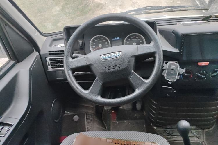 Used Iveco Daily 2020 2.5T A35 Passenger Van with Dual Tires Mid-Roof Design 5-9 Seater Side-Sliding Door China V Emission Standard Steering Wheel