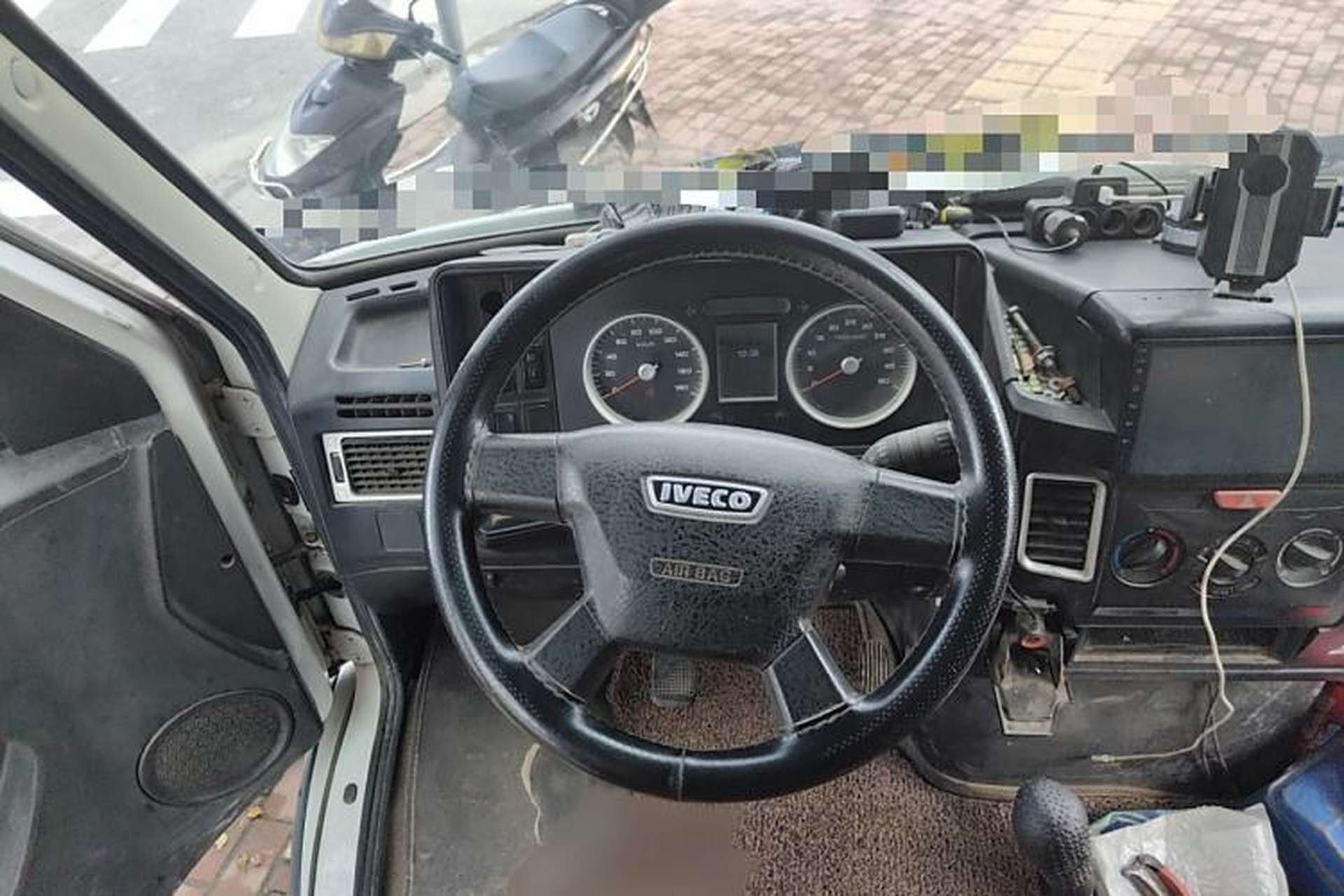 Used Iveco Daily 2020 2.5T A40 Passenger Van Dual Tires Mid-Roof Design 5-9 Seats China VI Emission Standard Steering Wheel