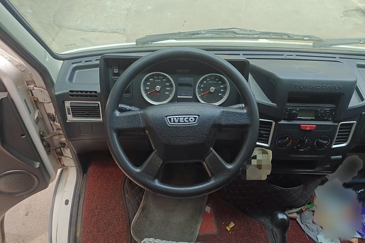 Used Iveco Daily 2020 2.5T A35 Passenger Van with Dual Tires Mid-Roof Design 5-9 Seater Side-Sliding Door China V Emission Standard Steering Wheel