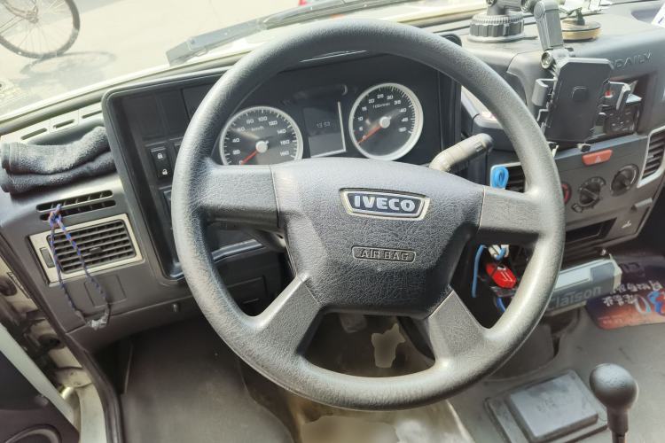Used Iveco Daily 2020 2.5T A35 Passenger Van with Dual Tires Mid-Roof Design 5-9 Seater Side-Sliding Door Euro VI Standard Steering Wheel