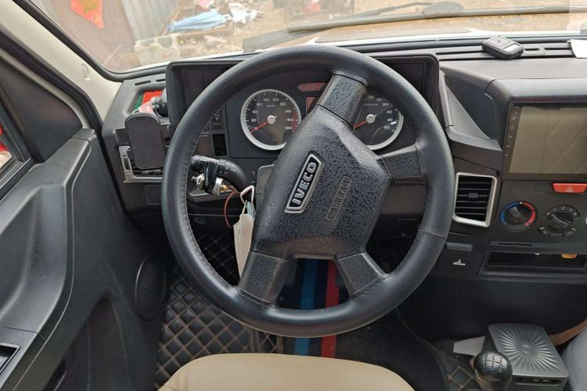 Used Iveco Daily 2020 2.5T A35 Passenger Van Single-Tire Mid-Roof Design 5-9 Seats with Sliding Side Door Meeting China V Emission Standards Steering Wheel