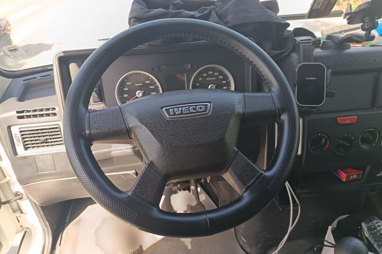 Used Iveco Daily 2020 2.8T V40 Cargo Van with Dual Tires Mid-Roof Design 3 Seats China V Emission Standard Steering Wheel