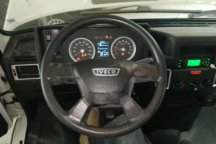 Used Iveco Daily 2020 2.5T A35 Passenger Van Single-Tire Mid-Roof Design 5-9 Seats China V Emission Standard Steering Wheel