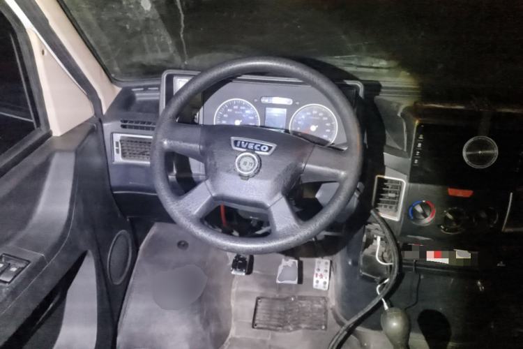 Used Iveco Daily 2020 2.5T A35 Passenger Van with Dual Tires Low Roof 5-9 Seats China V Emission Standard Steering Wheel