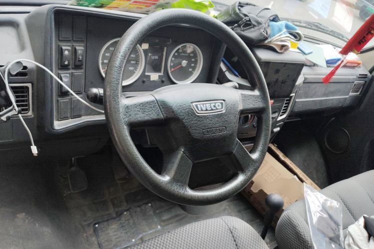 Used Iveco Daily 2020 2.5T A35 Passenger Van Single-Tire Mid-Roof Design 5-9 Seats China V Emission Standard Steering Wheel