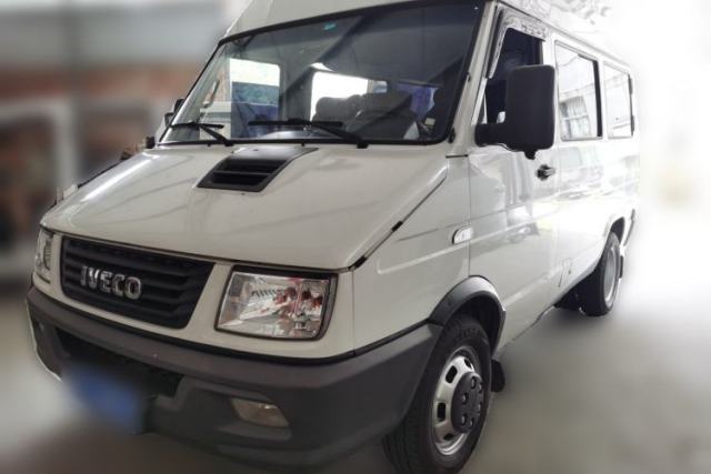 Used Iveco Daily 2020 2.5T A35 Passenger Van Single-Tire Mid-Roof Design 5-9 Seats China V Emission Standard
