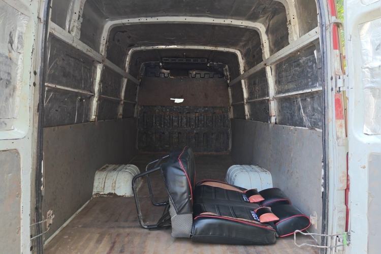 Used Iveco Daily 2020 2.8T V40 Cargo Van with Dual Tires Mid-Roof Design 3 Seats China VI Emission Standard Trunk