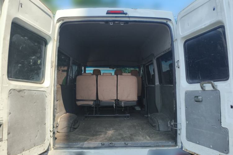 Used Iveco Daily 2020 2.5T A35 Passenger Van Single-Tire Mid-Roof Design 5-9 Seats with Sliding Side Door Meeting China V Emission Standards Trunk