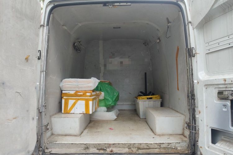 Used Iveco Daily 2020 2.8T V35 Box Truck with Dual Tires Mid-Roof Design 3 Seats Emission Standard China V Trunk