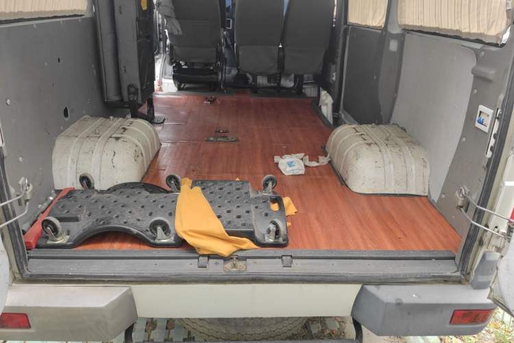 Used Iveco Daily 2020 2.5T A35 Passenger Van with Dual Tires Mid-Roof Design 5-9 Seater China V Emission Standard Trunk