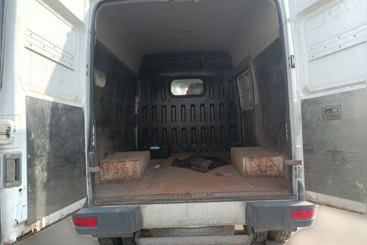 Used Iveco Daily 2020 2.8T V40 Cargo Van with Dual Tires Mid-Roof Design 3 Seats China V Emission Standard Trunk