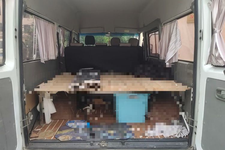 Used Iveco Daily 2020 2.5T A35 Passenger Van Dual Tires Mid-Roof Design 5-9 Seats China VI Standard Trunk