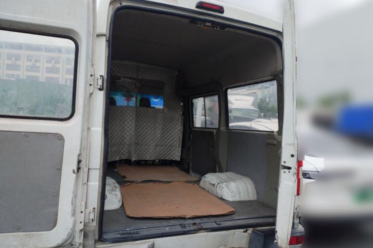 Used Iveco Daily 2020 2.5T A35 Passenger Van with Dual Tires Mid-Roof Design 5-9 Seater China V Emission Standard Trunk