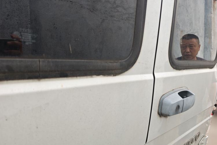 Used Iveco Daily 2020 2.5T A35 Passenger Van with Dual Tires Mid-Roof Design 5-9 Seater China V Emission Standard Trunk