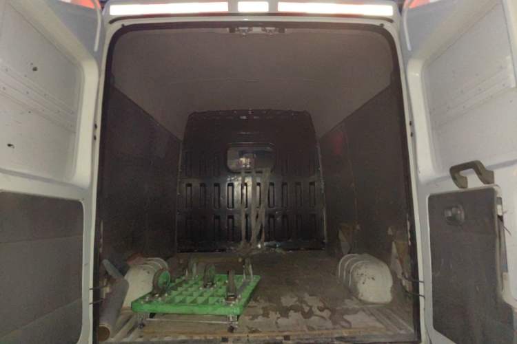 Used Iveco Daily 2020 2.8T V35 Box Truck with Dual Tires Mid-Roof Design 3 Seats Emission Standard China V Trunk