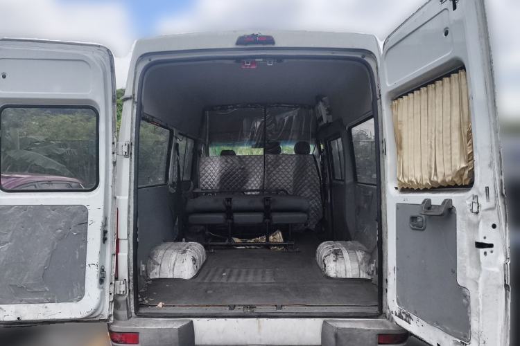 Used Iveco Daily 2020 2.5T A35 Passenger Van with Dual Tires Mid-Roof Design 5-9 Seater Side-Sliding Door China V Emission Standard Trunk