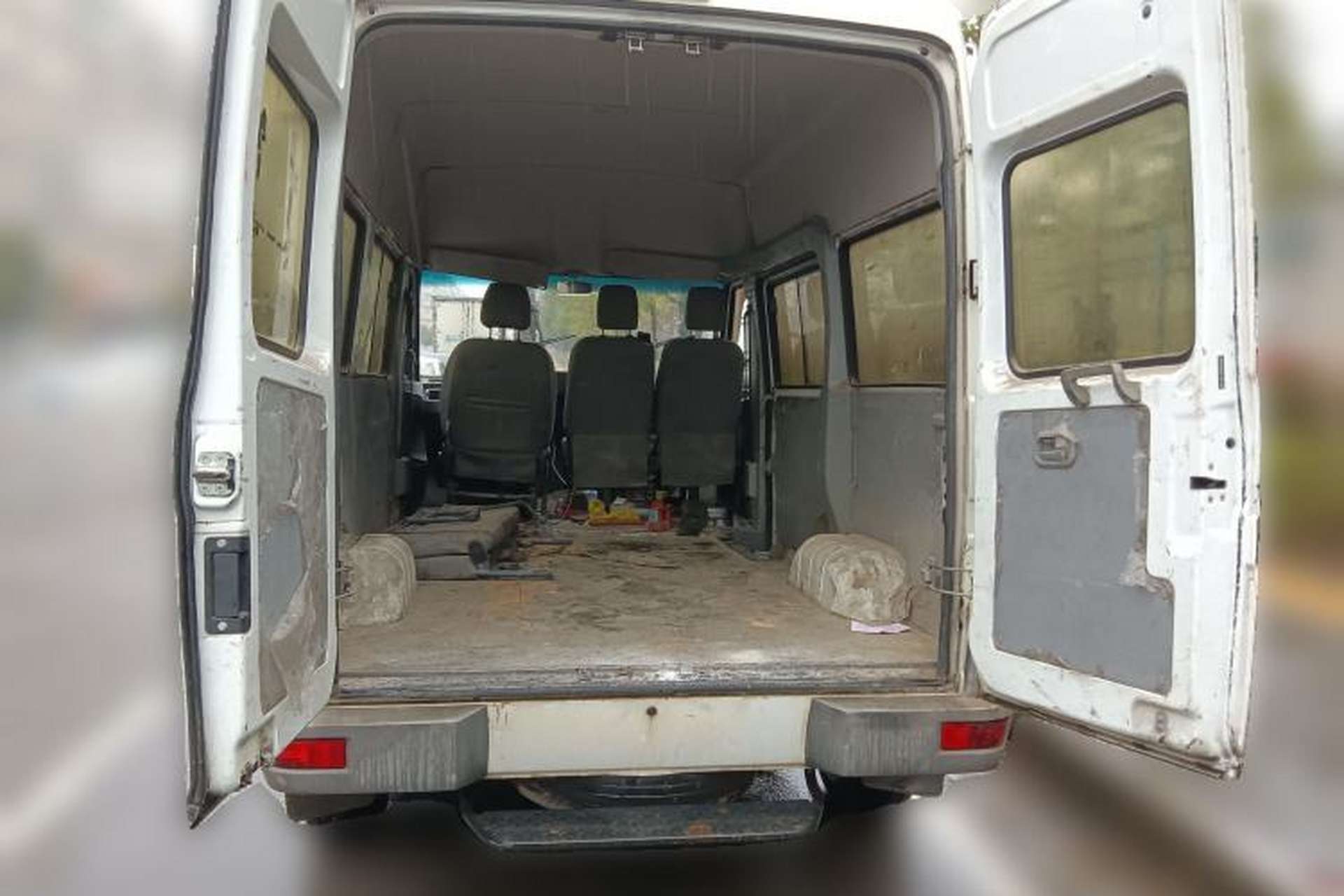 Used Iveco Daily 2020 2.5T A35 Passenger Van Single-Tire Low-Roof Design 5-9 Seater China V Emission Standard Trunk