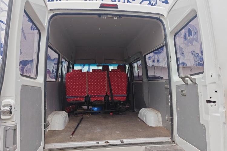Used Iveco Daily 2020 2.5T A35 Passenger Van Single-Tire Mid-Roof Design 5-9 Seater with Sliding Side Door Meeting China VI Emission Standards Trunk