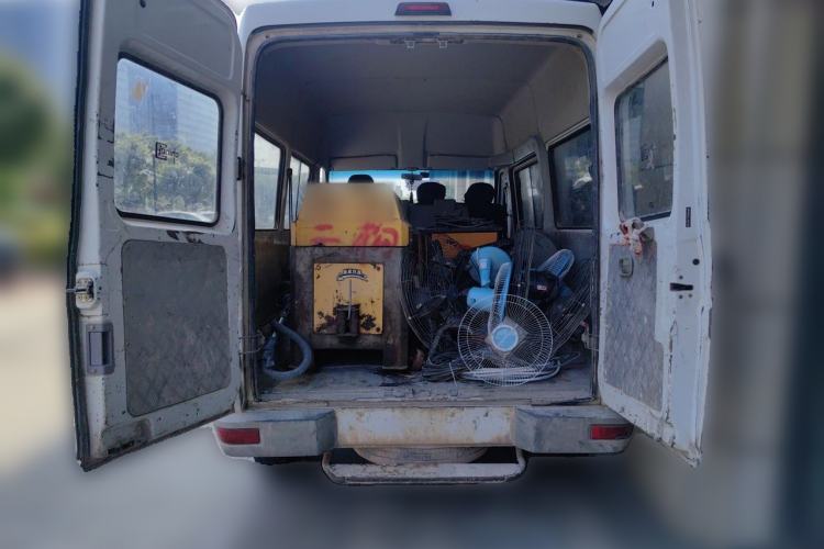 Used Iveco Daily 2020 2.5T A35 Passenger Van Single-Tire Mid-Roof Design 5-9 Seats China V Emission Standard Trunk