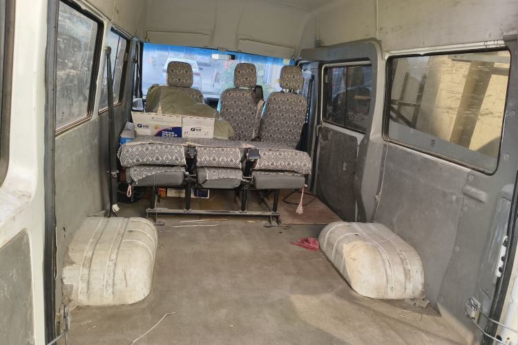 Used Iveco Daily 2020 2.5T A35 Passenger Van with Dual Tires Mid-Roof Design 5-9 Seater Side-Sliding Door China V Emission Standard Trunk